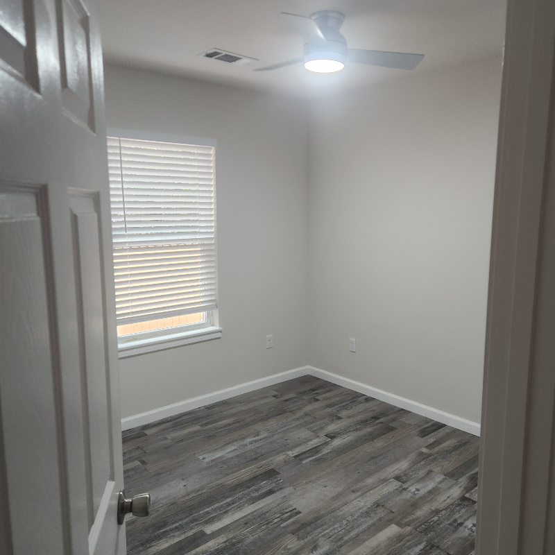 143 Hoover Dr - Photo 6 of 14