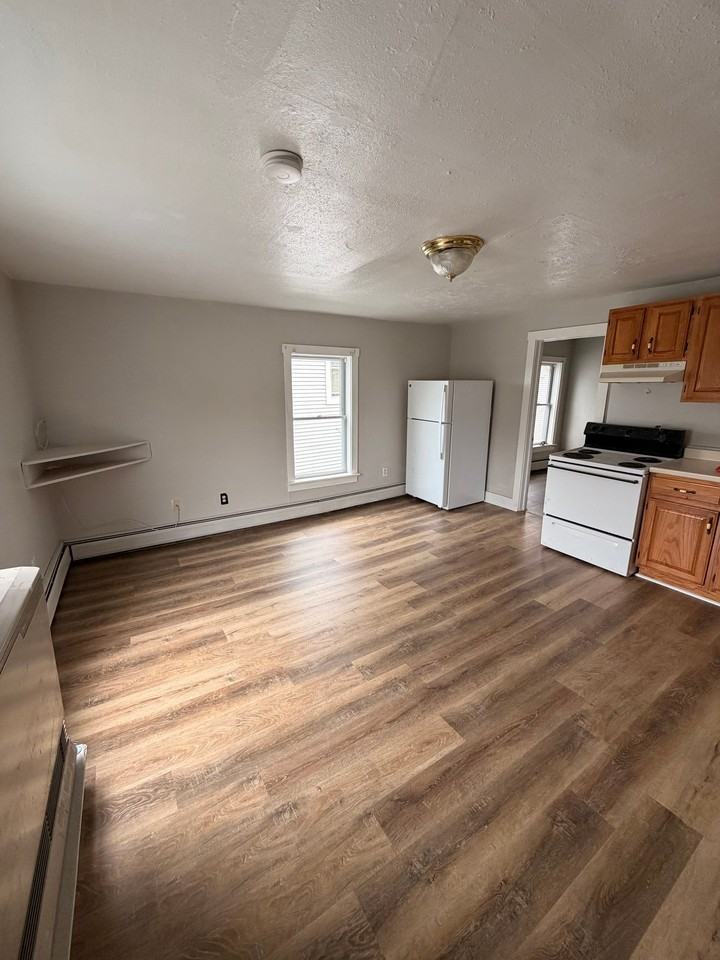 113 Railroad St #2 - Photo 3 of 4