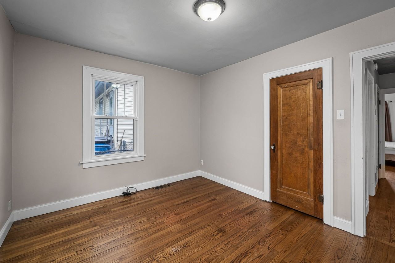 324 Emmett Ave - Photo 7 of 19