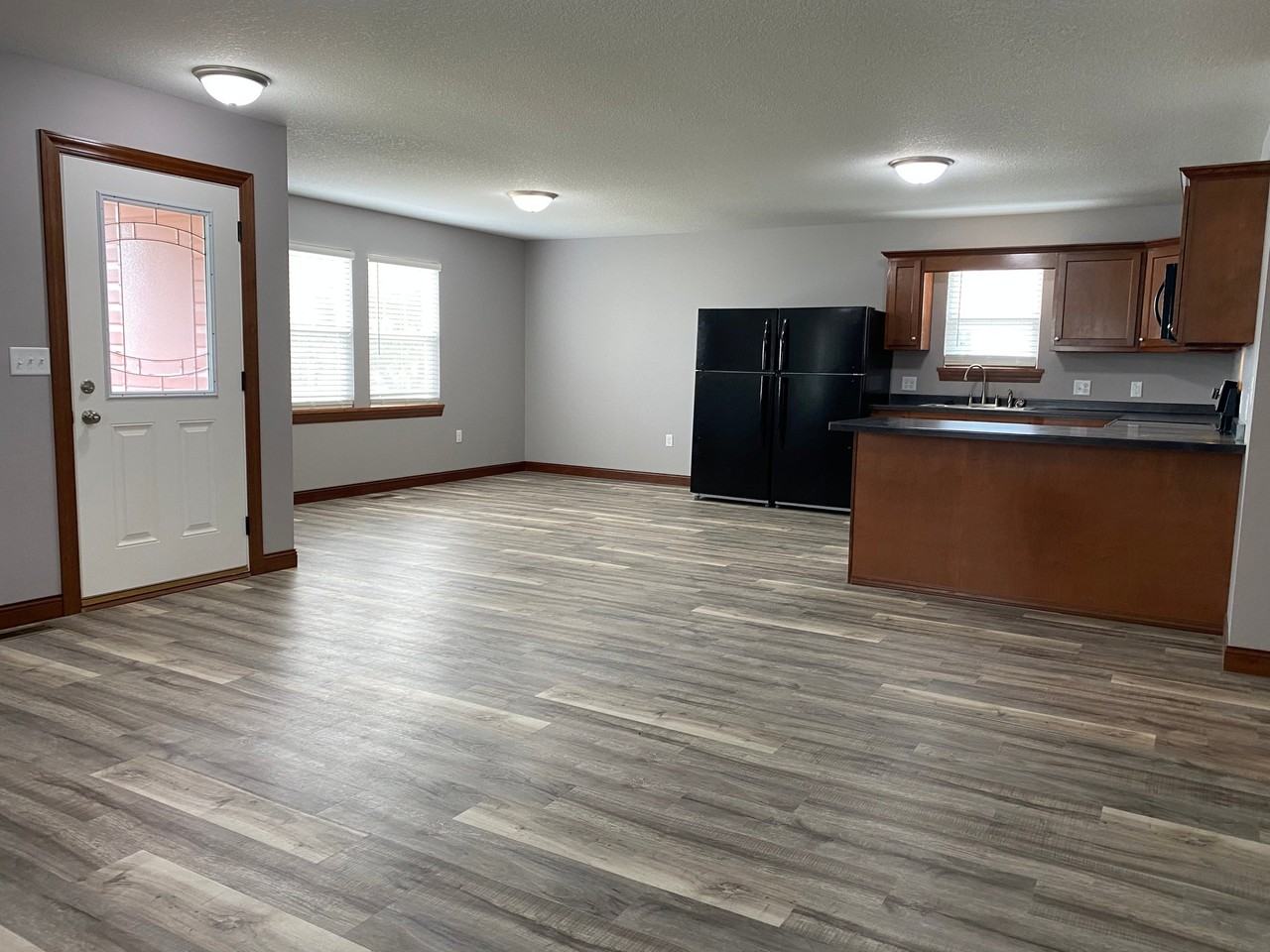 919 S Main St - Photo 4 of 12