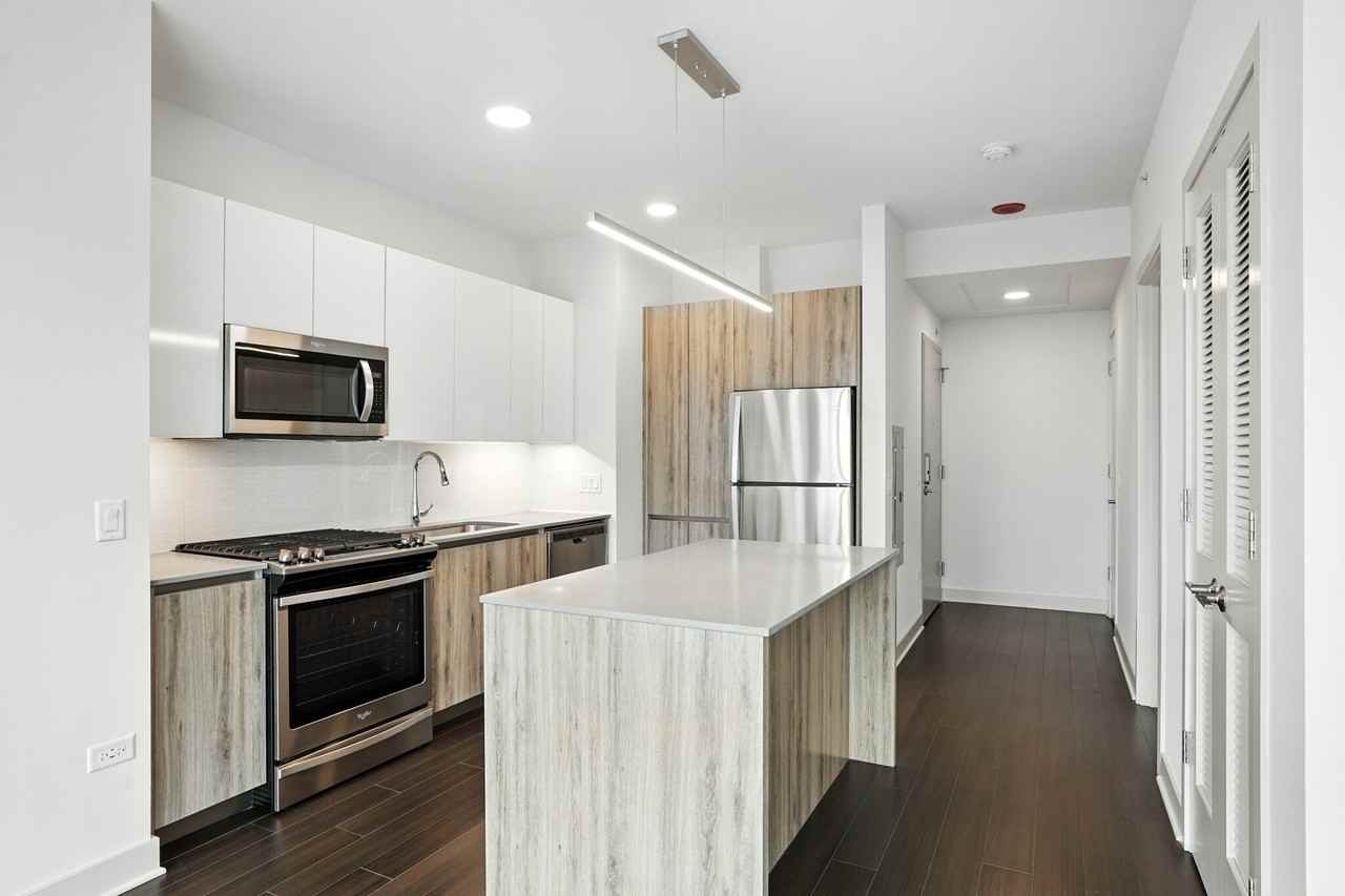 323 W Wolf Point Plz - Photo 3 of 20