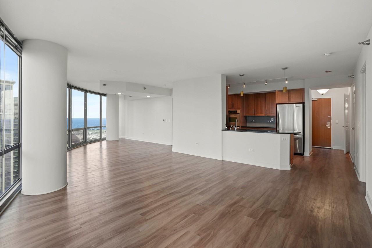 1277 S Michigan Ave - Photo 2 of 13