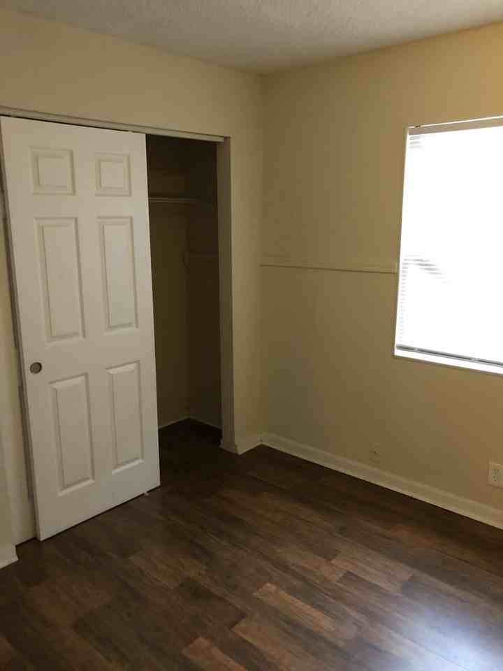9606 N 15th St - Photo 3 of 4