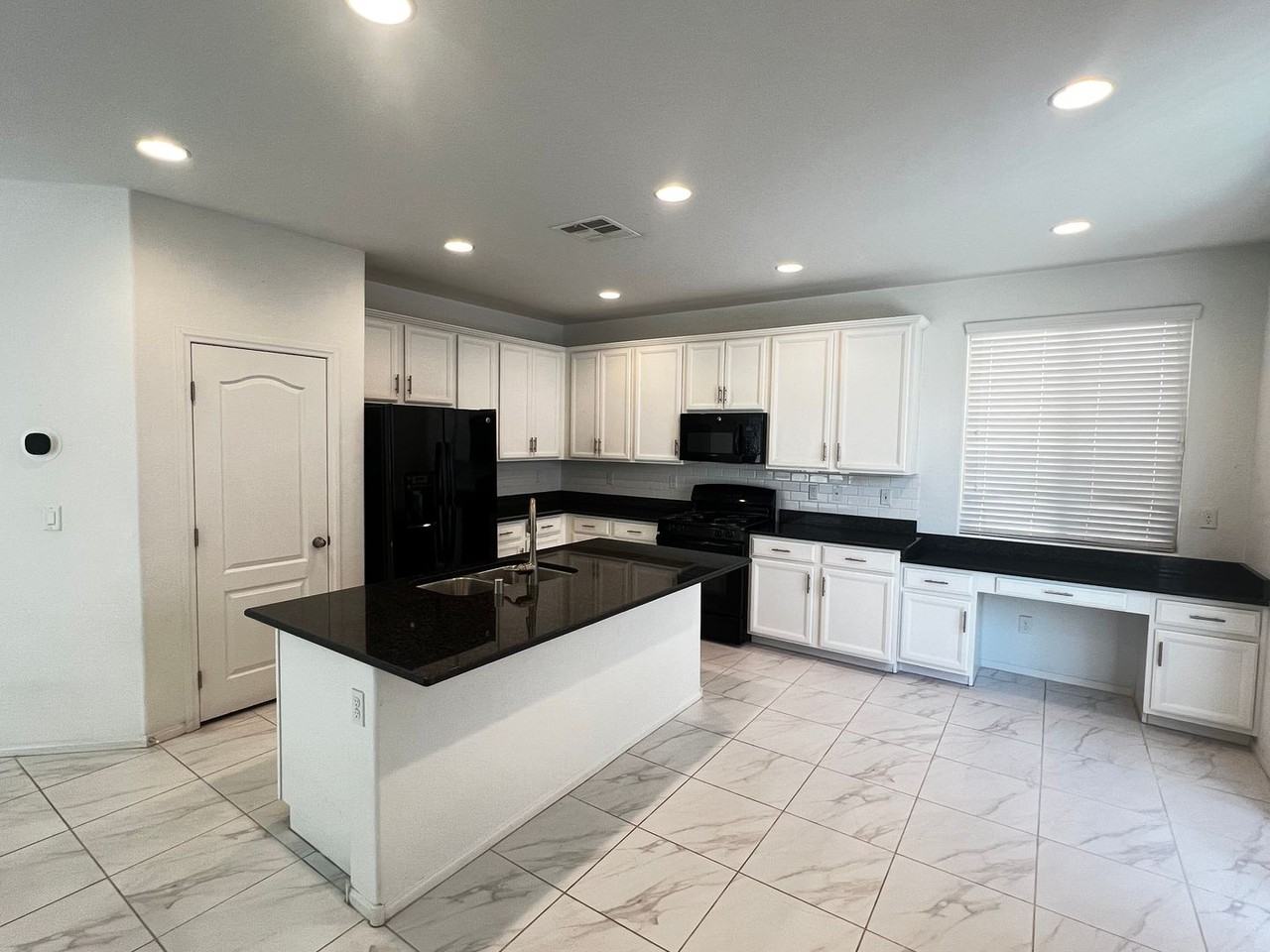 496 Bright Peridot Ave - Photo 2 of 18