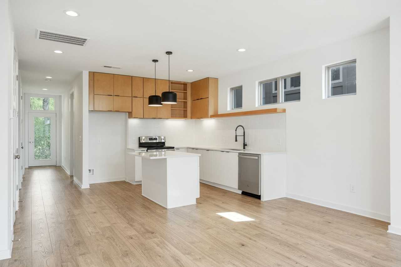 3060 Edwin Cir - Photo 4 of 28