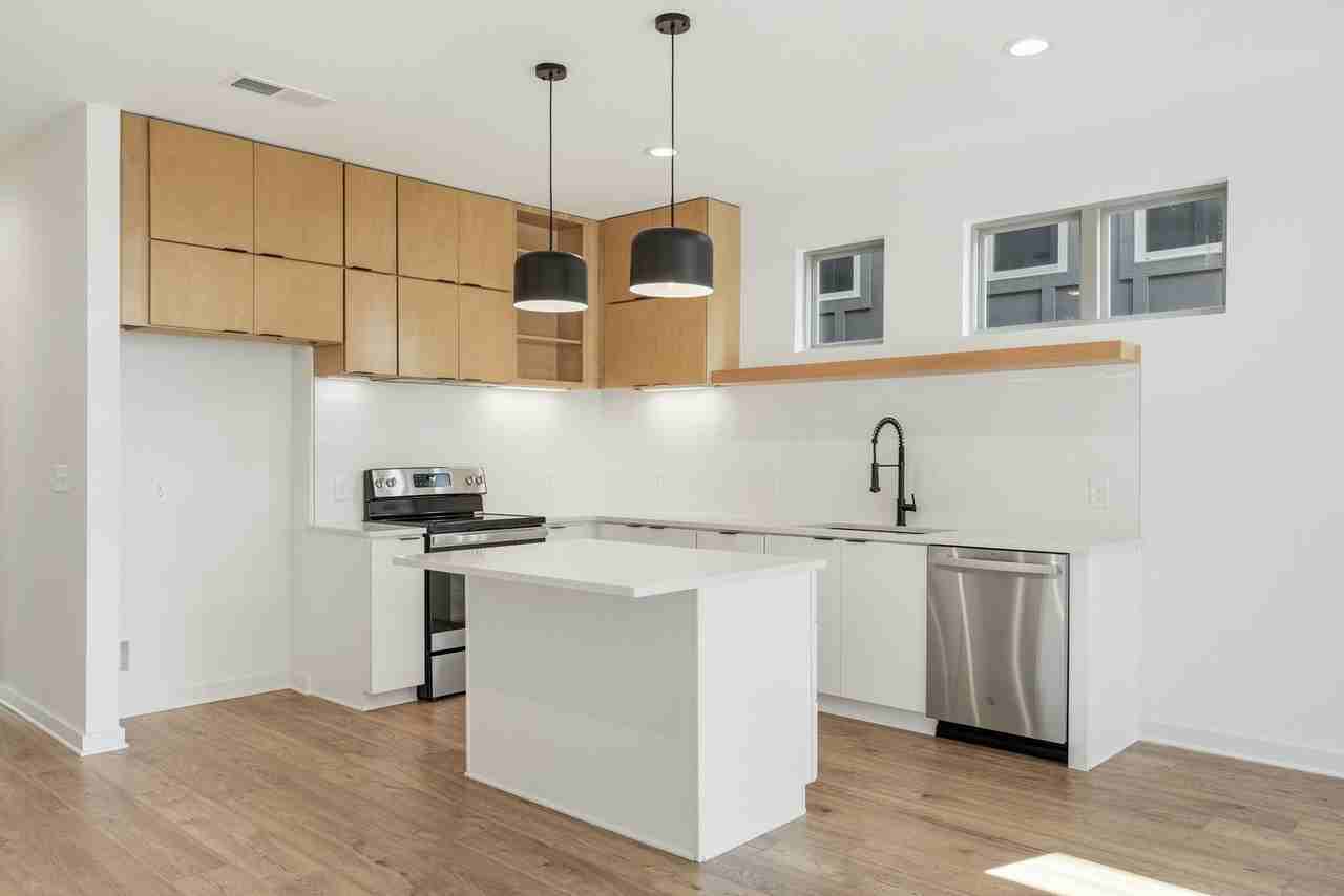 3060 Edwin Cir - Photo 5 of 28