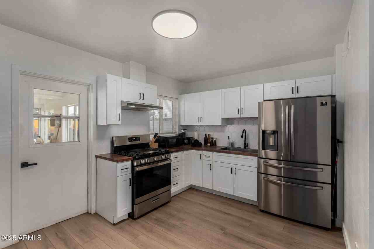 829 W Mitchell Dr