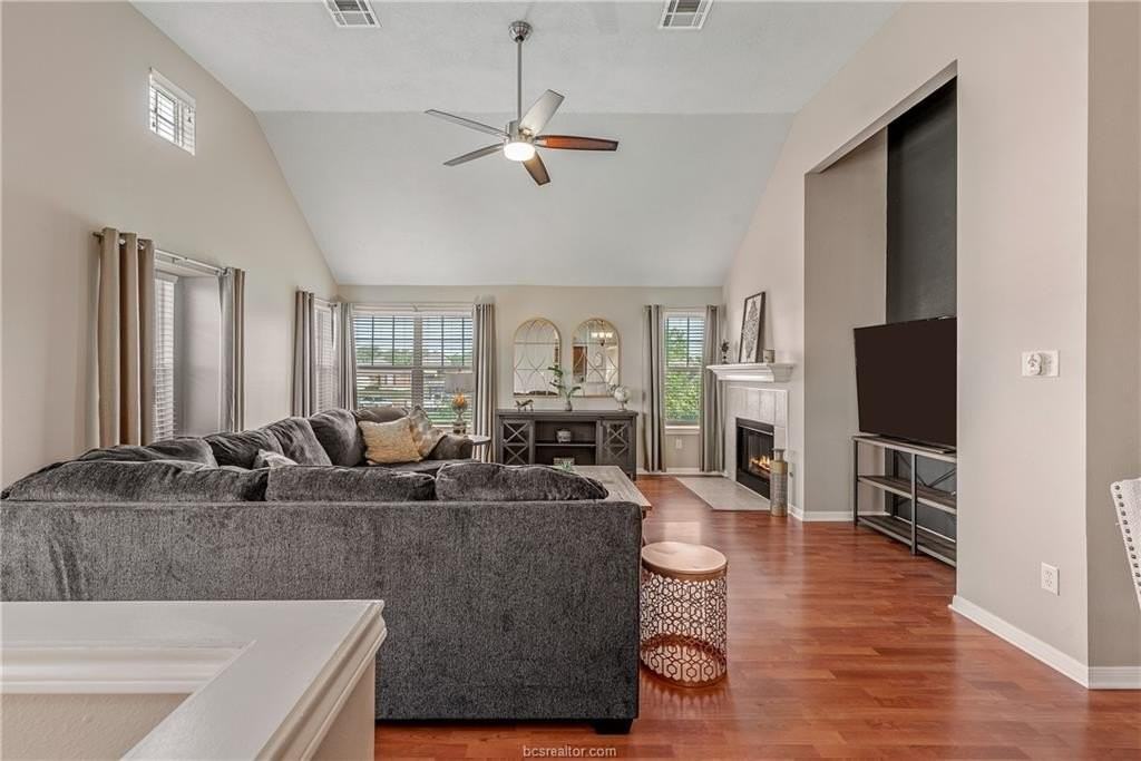 1738 Heath Dr - Photo 4 of 24