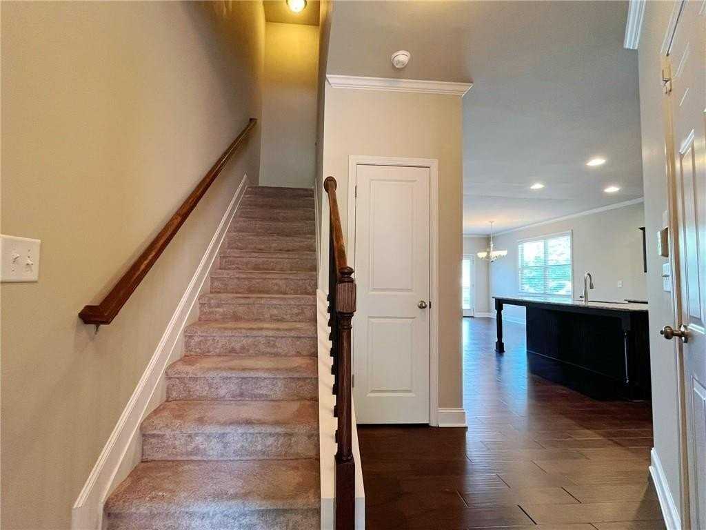 330 Holdings Dr - Photo 3 of 32