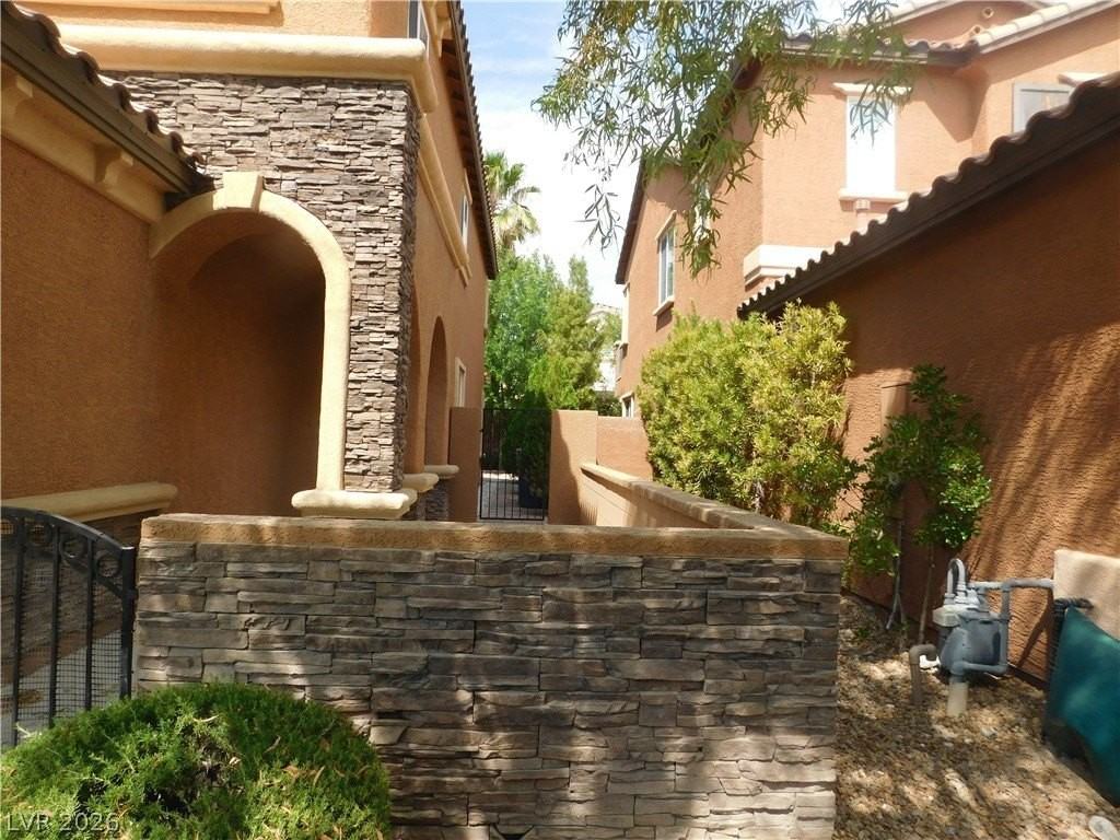 913 Ambrosia Dr - Photo 2 of 28