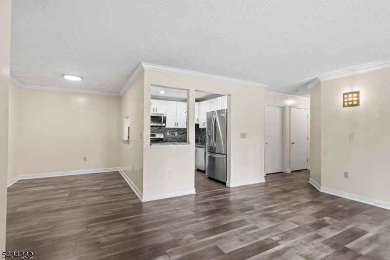 24 Amberly Ct - Photo 3 of 14