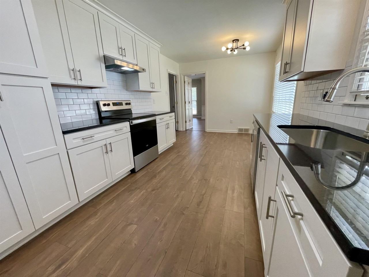 2420 Stratfield Dr - Photo 3 of 34