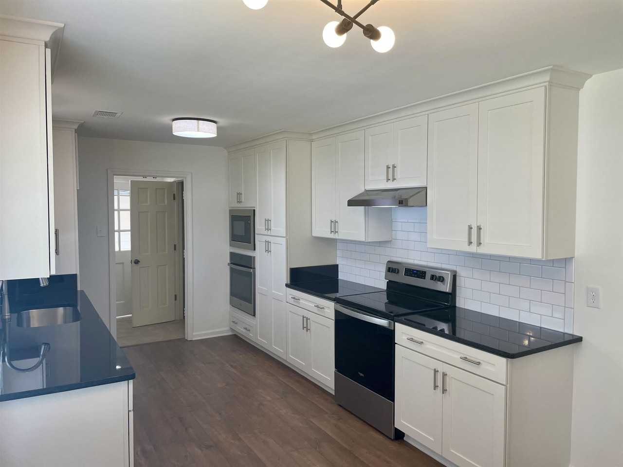 2420 Stratfield Dr - Photo 4 of 34