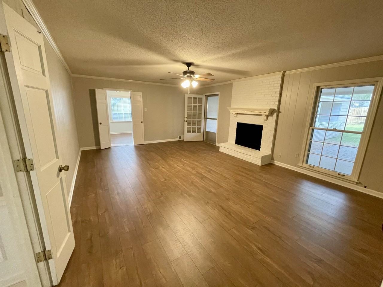 2420 Stratfield Dr - Photo 5 of 34