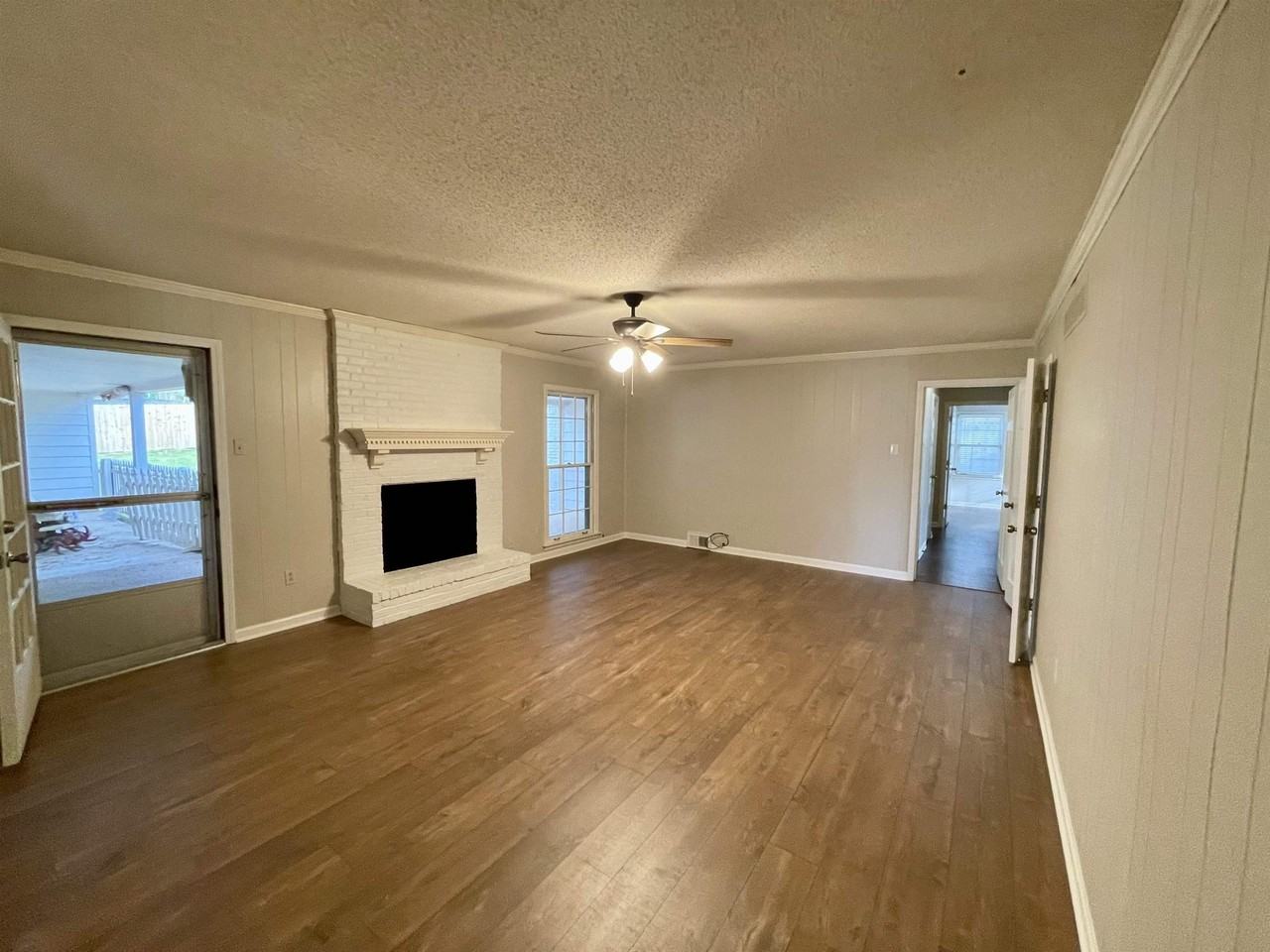 2420 Stratfield Dr - Photo 6 of 34