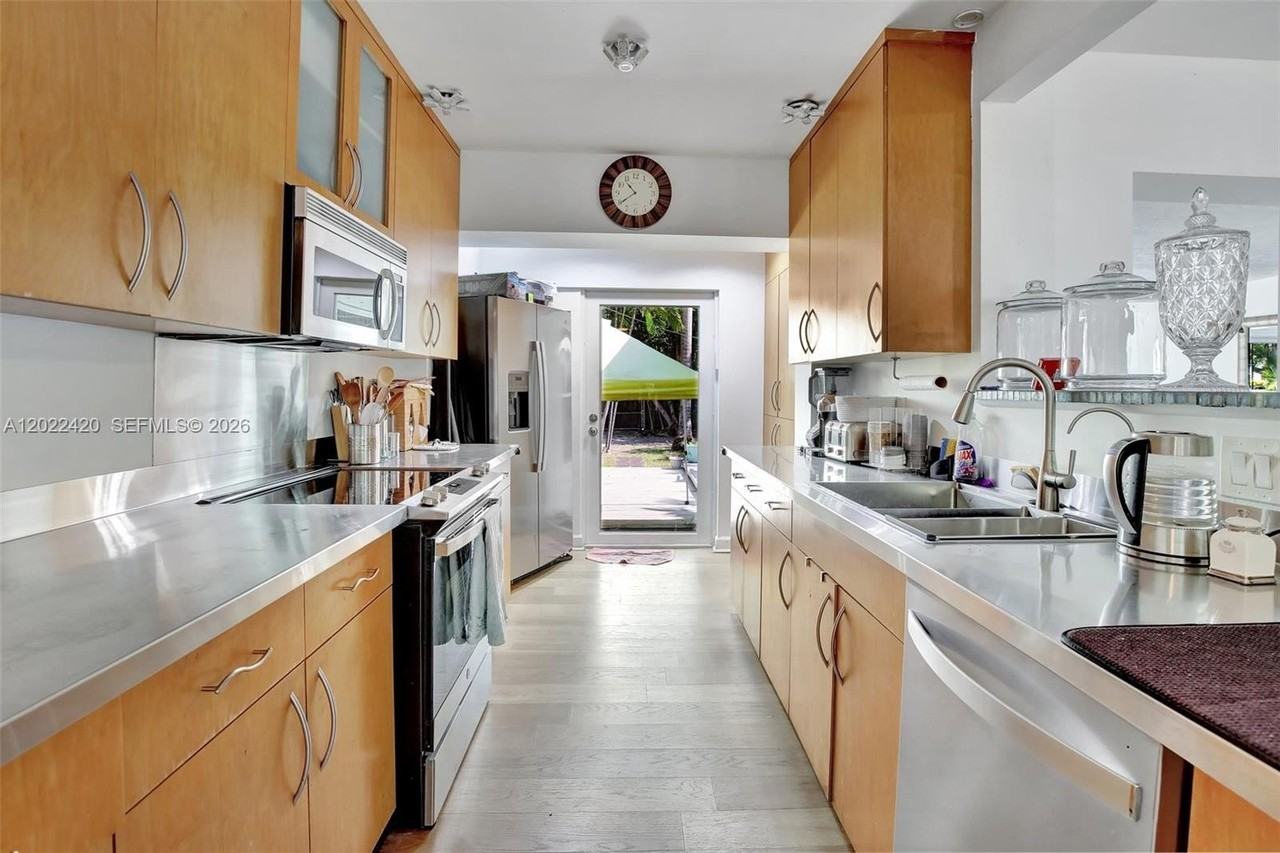1523 Dewey St - Photo 6 of 41