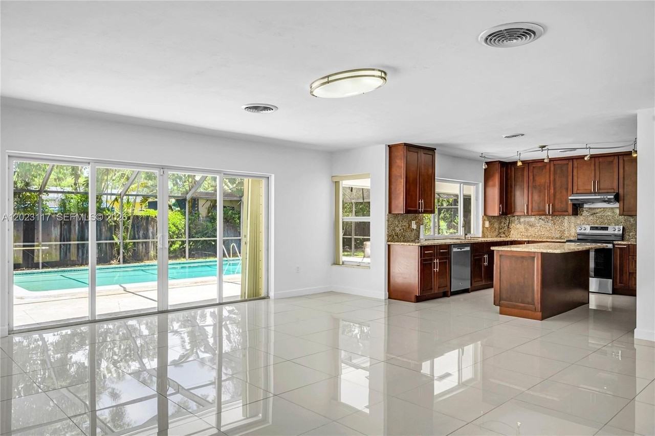 13100 Sw 81st Ave - Photo 4 of 36