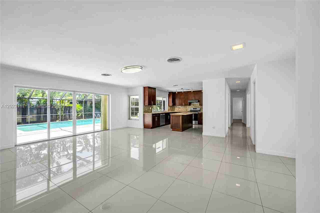 13100 Sw 81st Ave - Photo 5 of 36