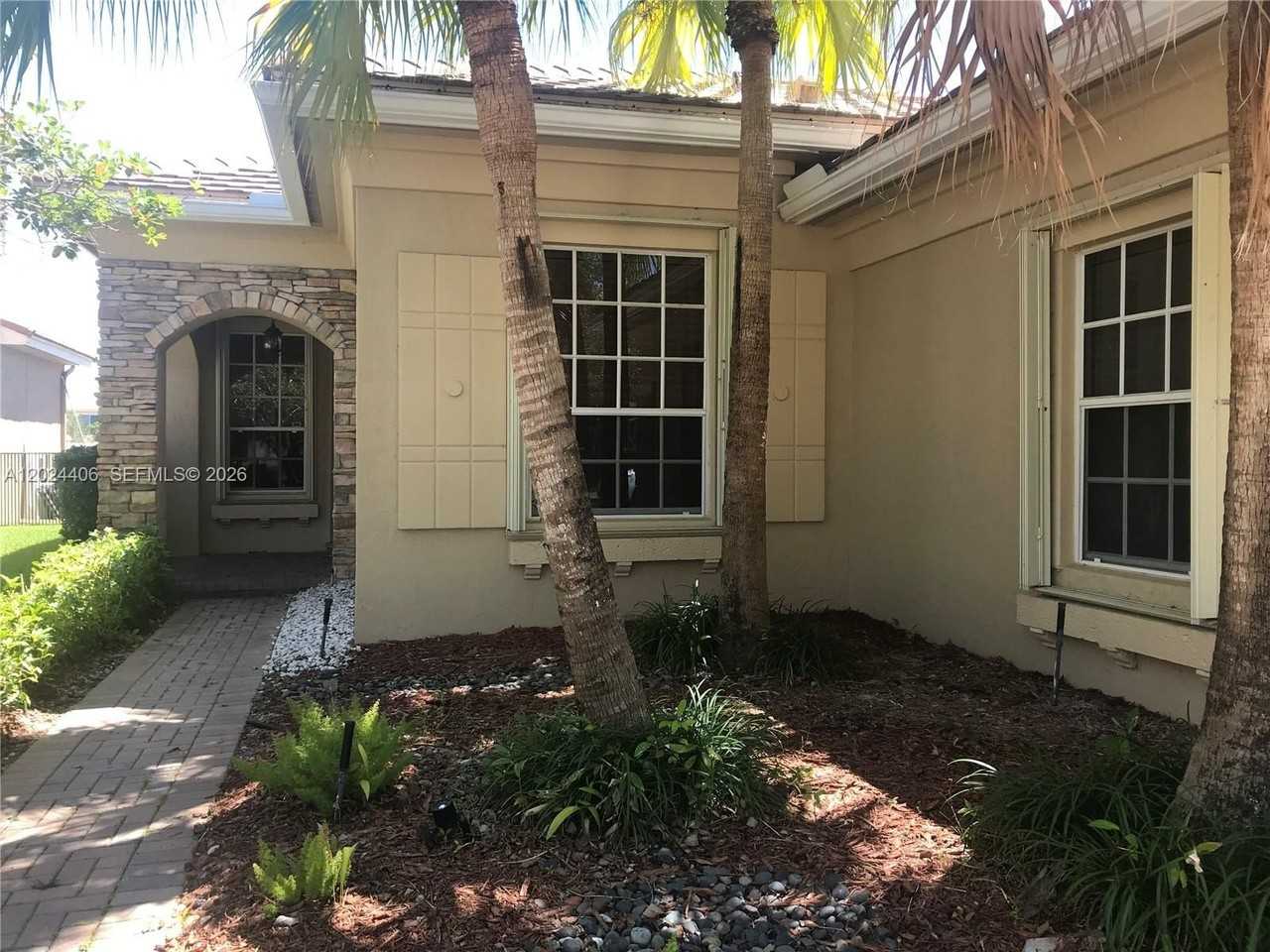 12400 Nw 78th Mnr #0 - Photo 2 of 20
