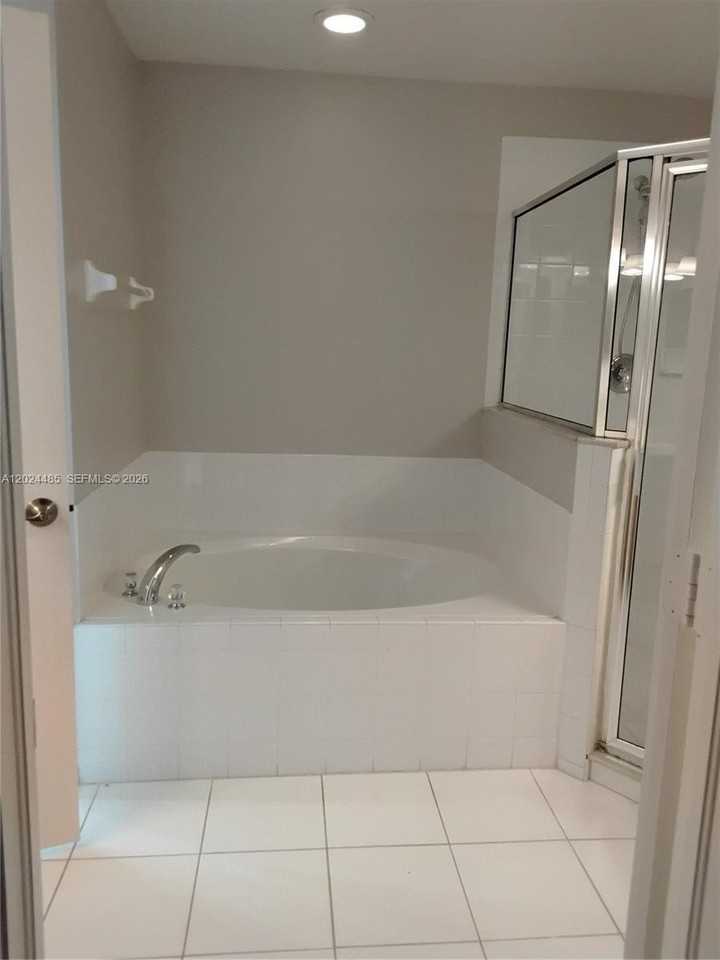1001 Sw Estaugh Ave - Photo 2 of 16