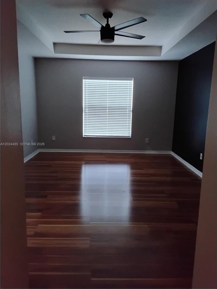 1001 Sw Estaugh Ave - Photo 4 of 16
