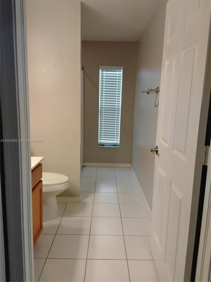 1001 Sw Estaugh Ave - Photo 5 of 16