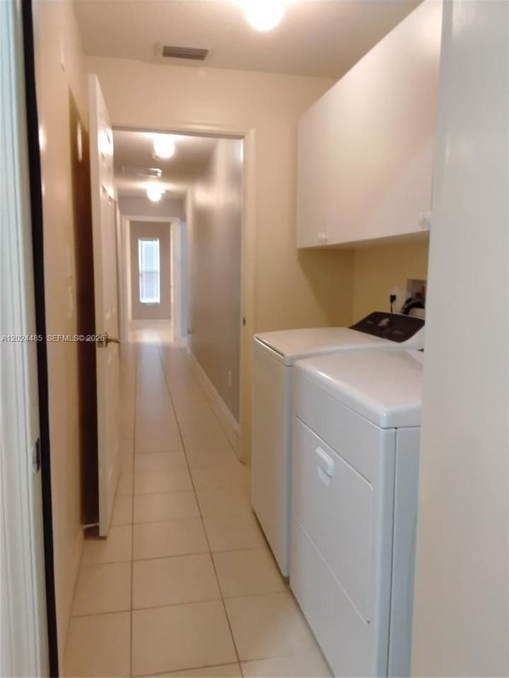 1001 Sw Estaugh Ave - Photo 6 of 16