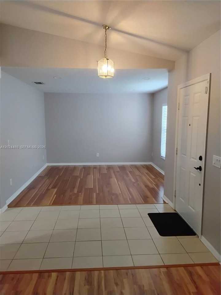 1001 Sw Estaugh Ave - Photo 7 of 16