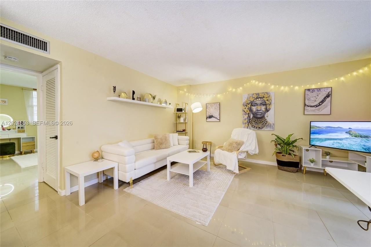 1040 Se 4th Ave #128 - Photo 4 of 41