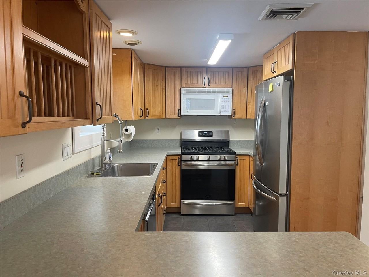 521 E Broadway - Photo 4 of 15