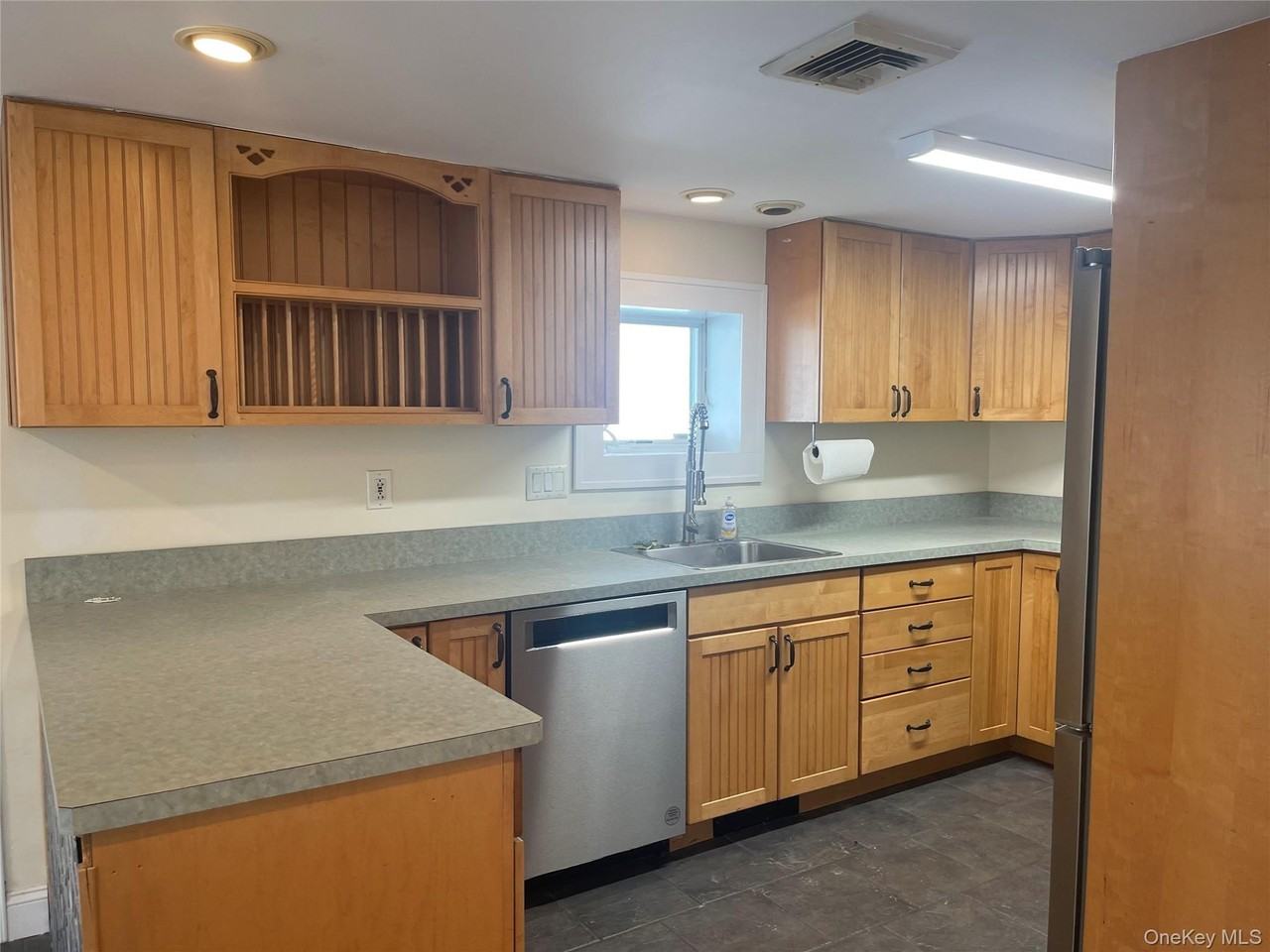 521 E Broadway - Photo 5 of 15
