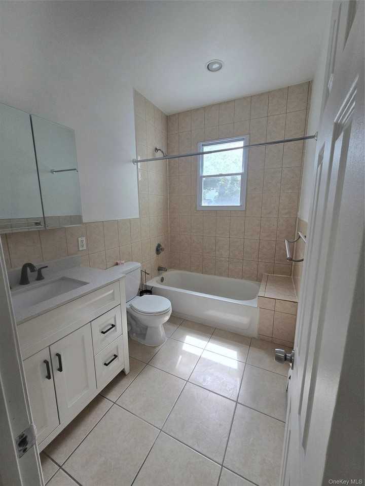 114 Essex St - Photo 5 of 8
