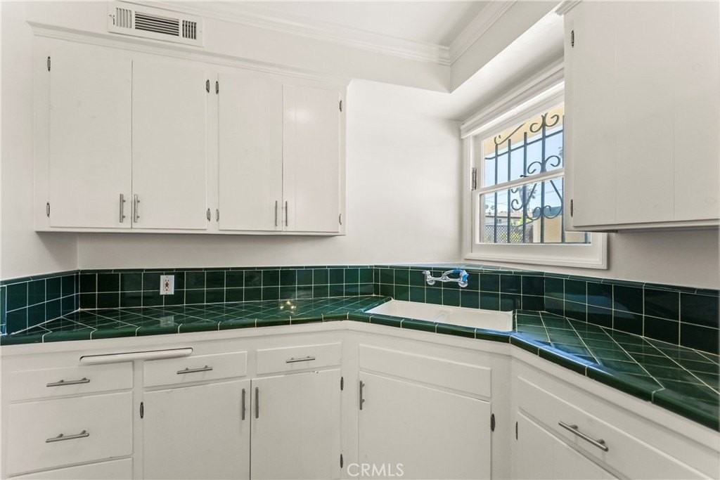 1745 N Mariposa Ave - Photo 6 of 17