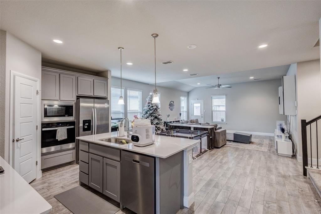 1513 Woodpecker St - Photo 2 of 24