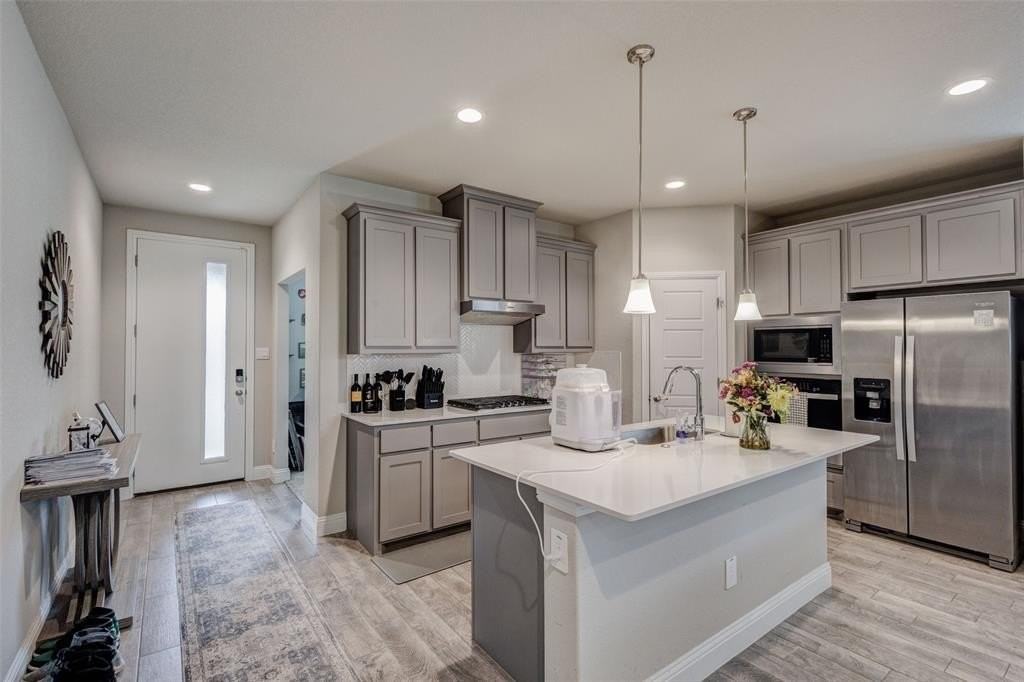 1513 Woodpecker St - Photo 3 of 24