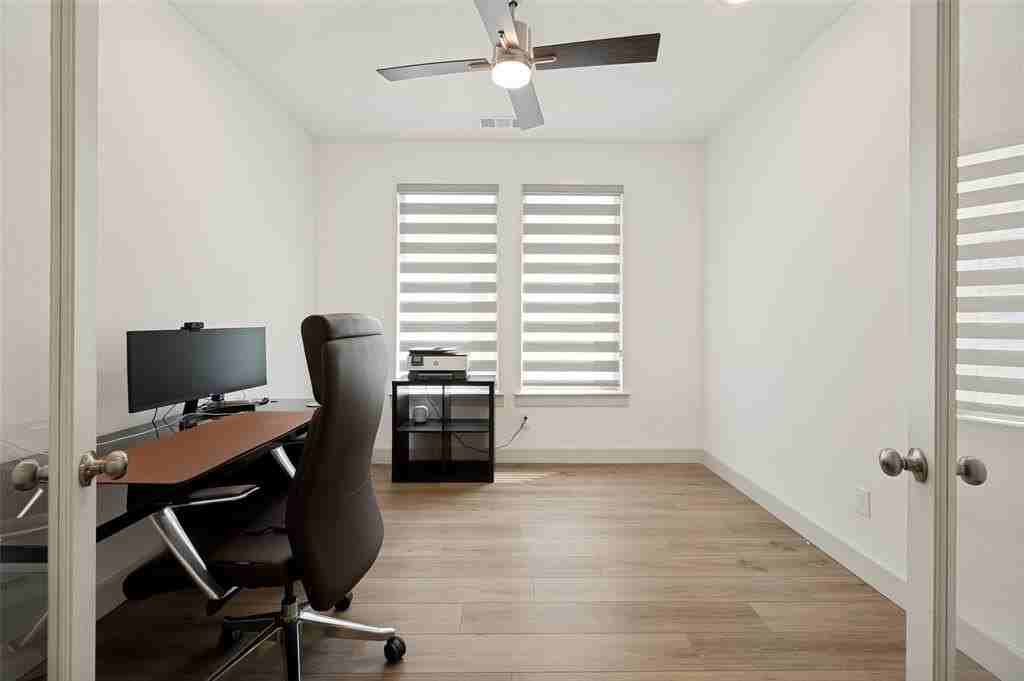 1240 Crescent Ln - Photo 4 of 25