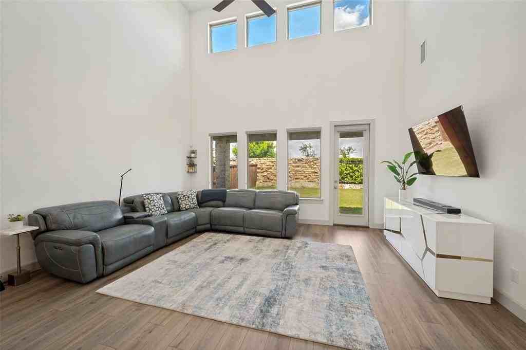 1240 Crescent Ln - Photo 5 of 25