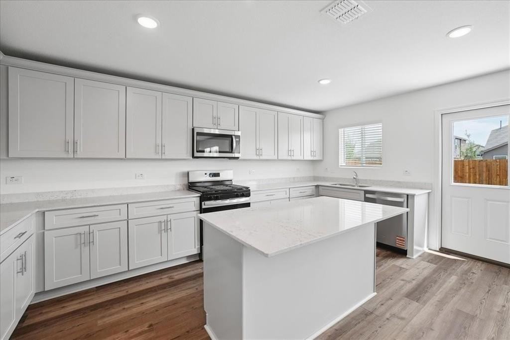 16000 Isles Dr - Photo 3 of 37