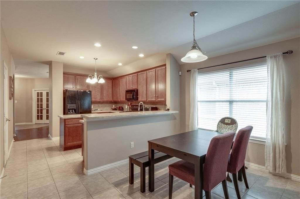 708 Creekside Dr - Photo 2 of 32
