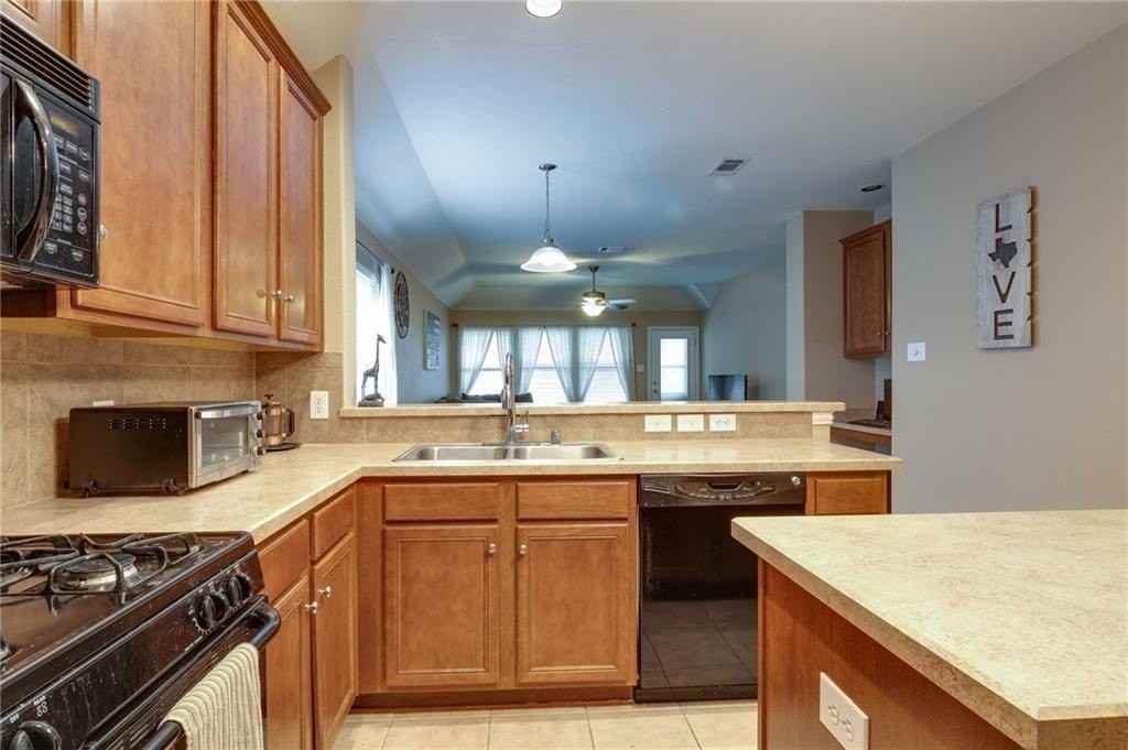 708 Creekside Dr - Photo 3 of 32
