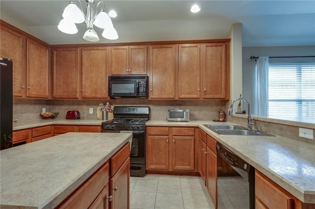 708 Creekside Dr - Photo 4 of 32