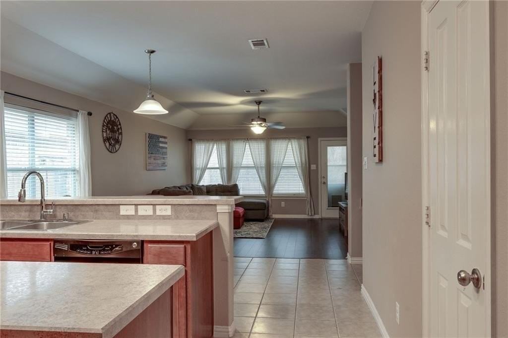 708 Creekside Dr - Photo 5 of 32