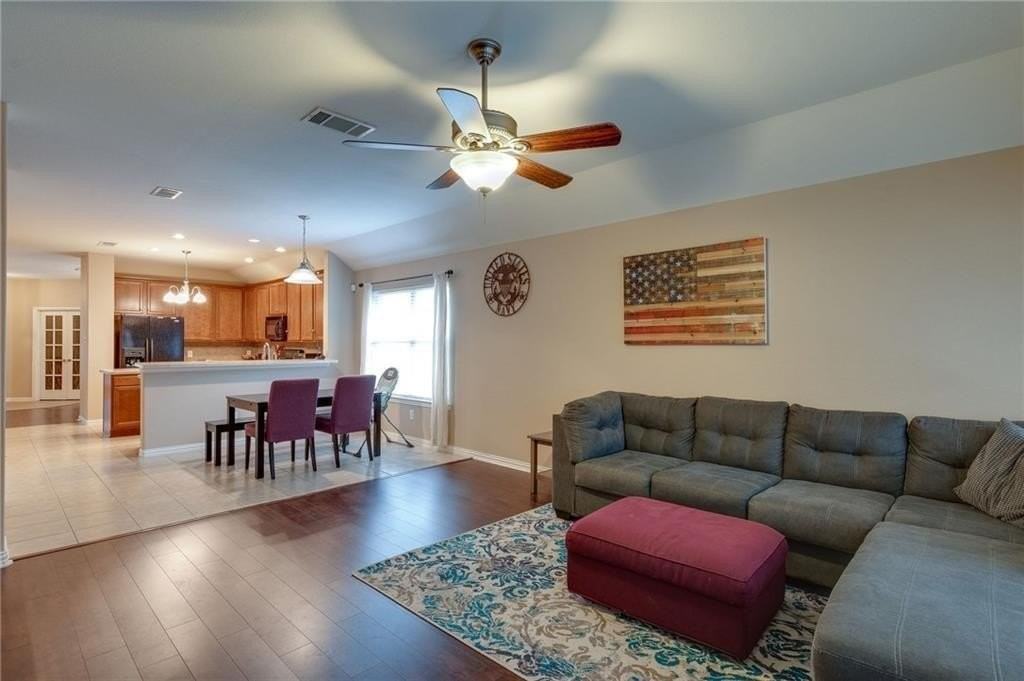 708 Creekside Dr - Photo 6 of 32