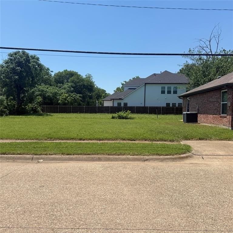 1902 Angelina Dr - Photo 2 of 7