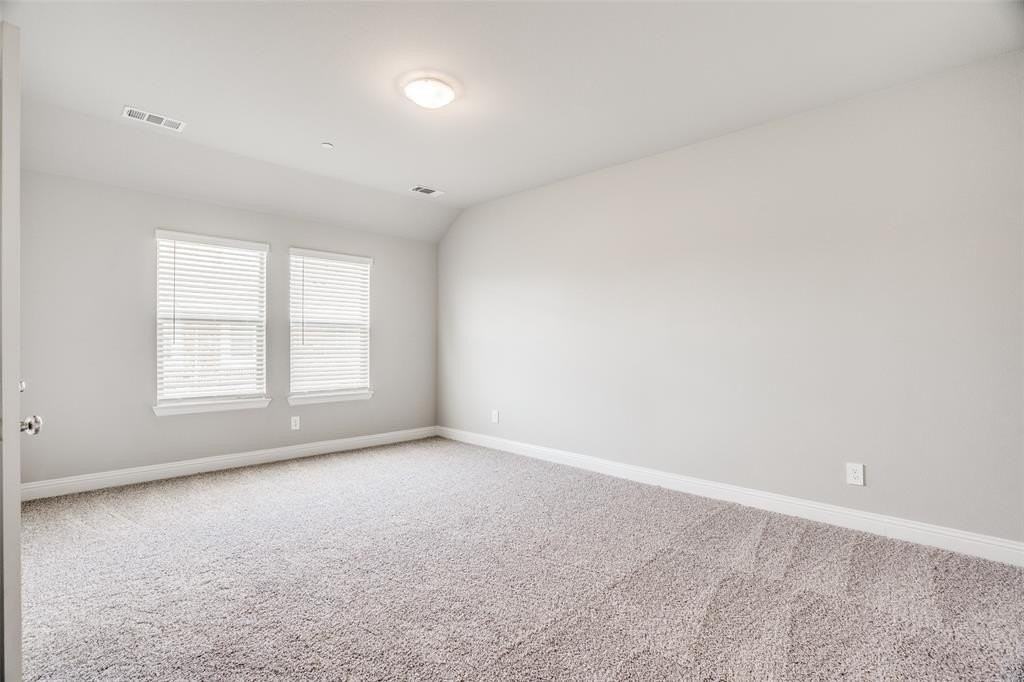 517 Sequoia St - Photo 7 of 13