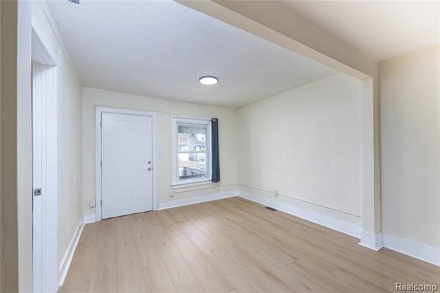 107 W Hayes Ave - Photo 3 of 13