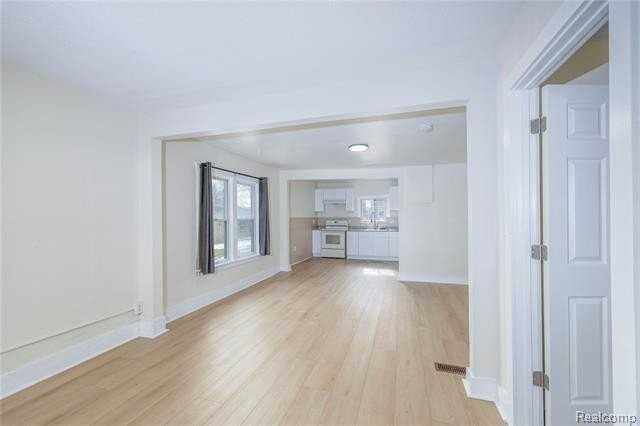 107 W Hayes Ave - Photo 4 of 13