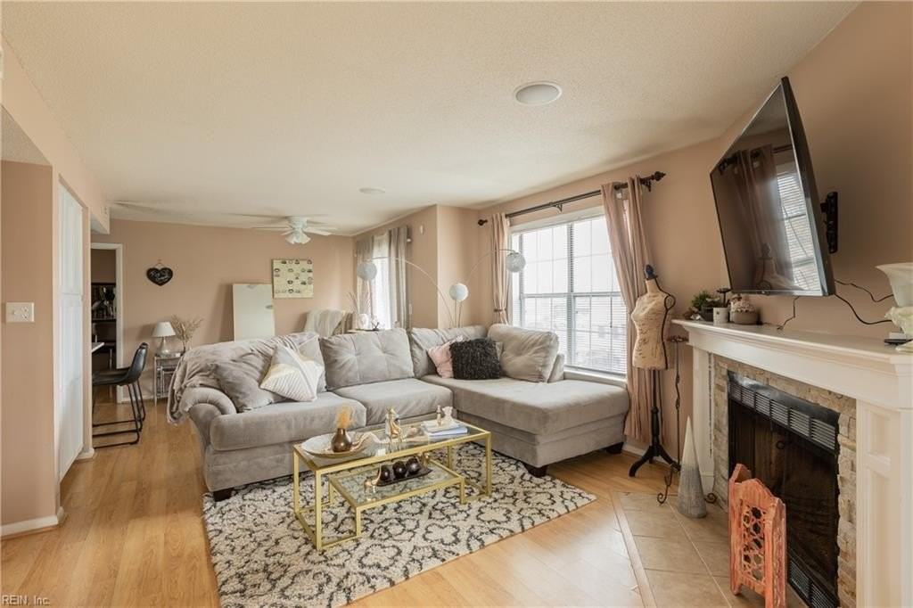 2933 Lyme Regis Quay - Photo 3 of 11