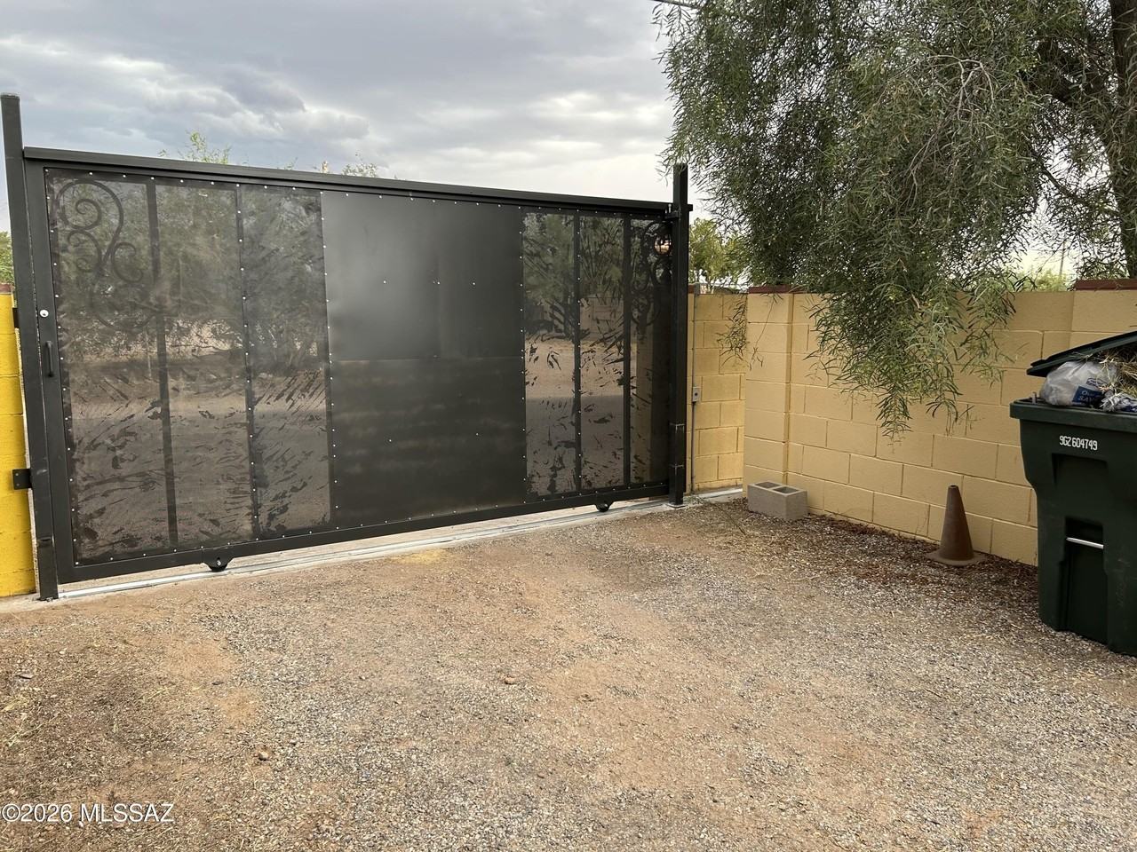 532 W Simmons Rd - Photo 6 of 26