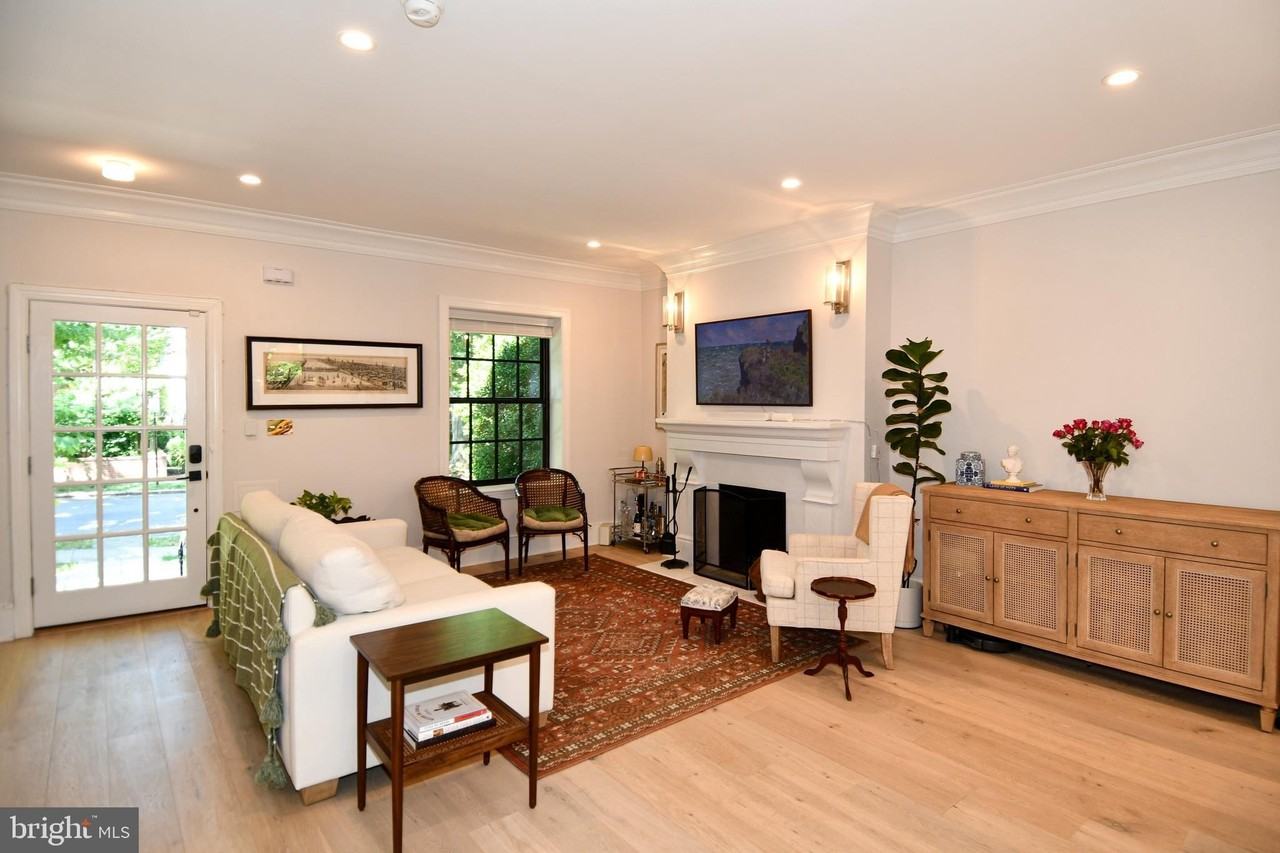 3705 35th St Nw - Photo 2 of 36